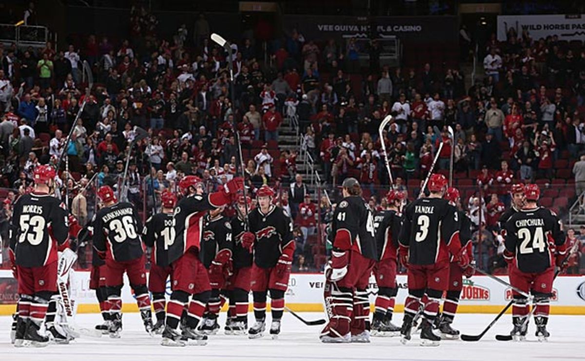 Phoenix Coyotes salute their fans