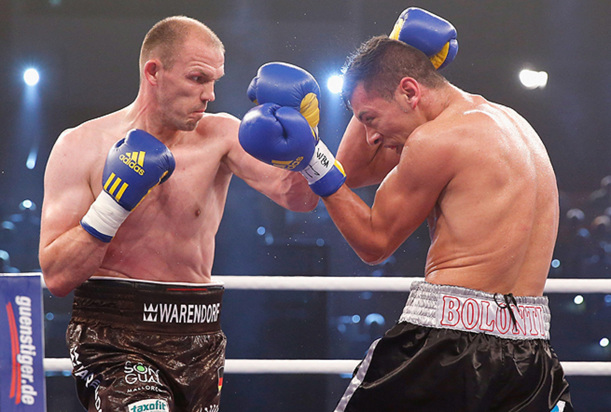 Juergen Braehmer (left) of Germany unanimously outpointed Roberto Feliciano Bolonti of Argentina.