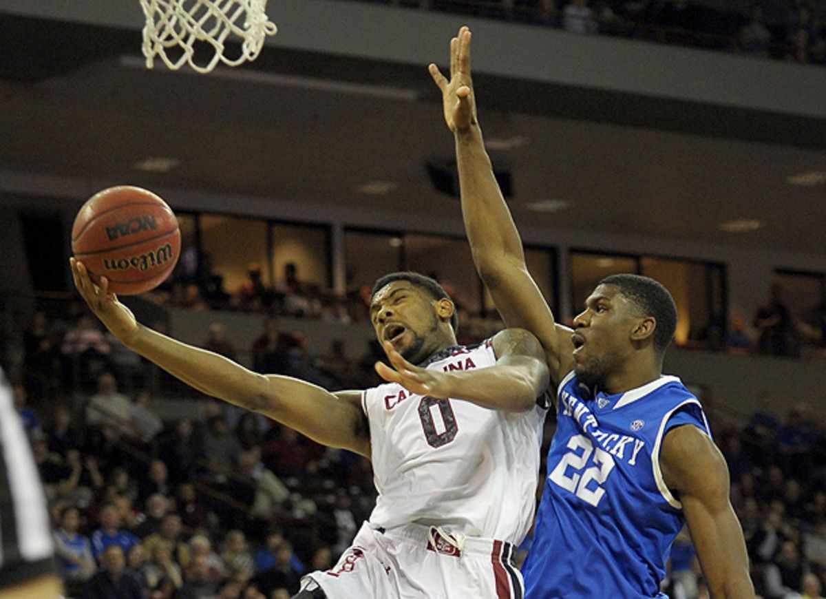 Sindarius Thornwell (left) South Carolina Gamecocks goes to the hoop against Alex Poythress (Lance King/Getty Images)