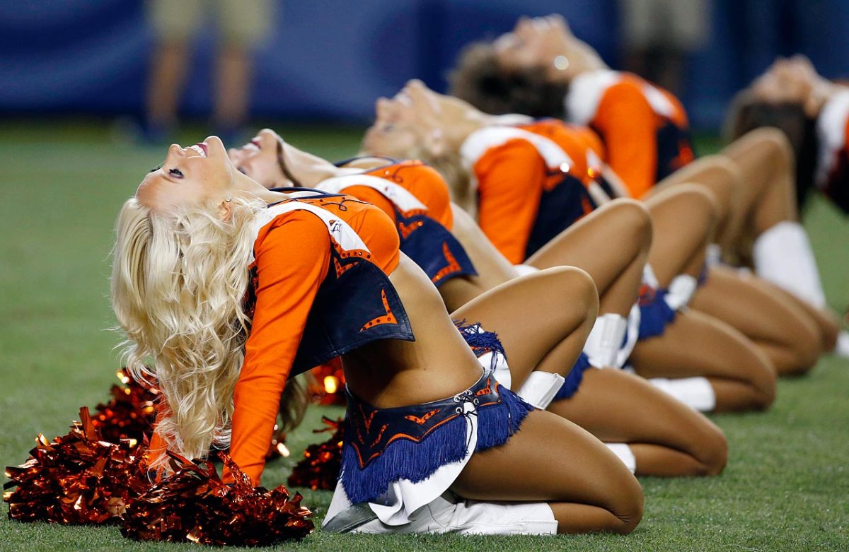 Denver-Broncos-cheerleaders-AP402335276808_17.jpg