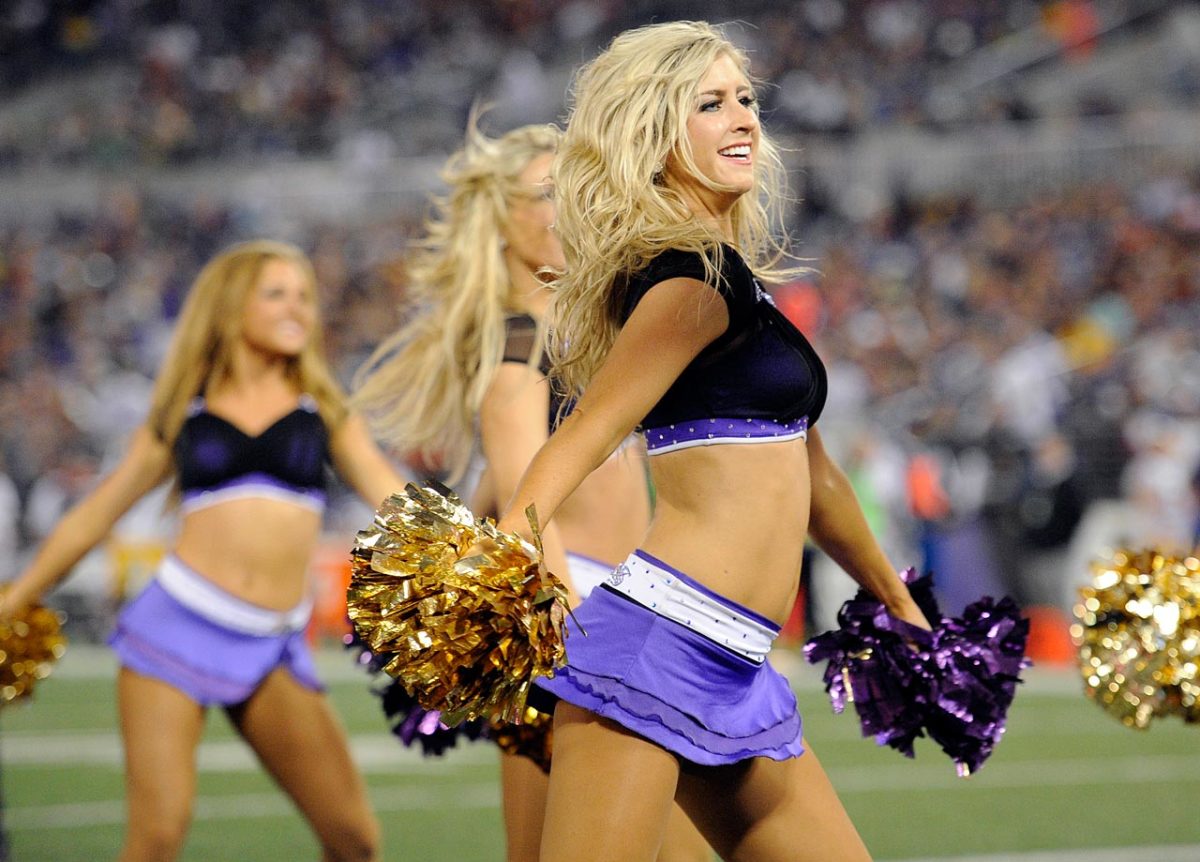 Baltimore-Ravens-cheerleaders-AP412453176864_9.jpg