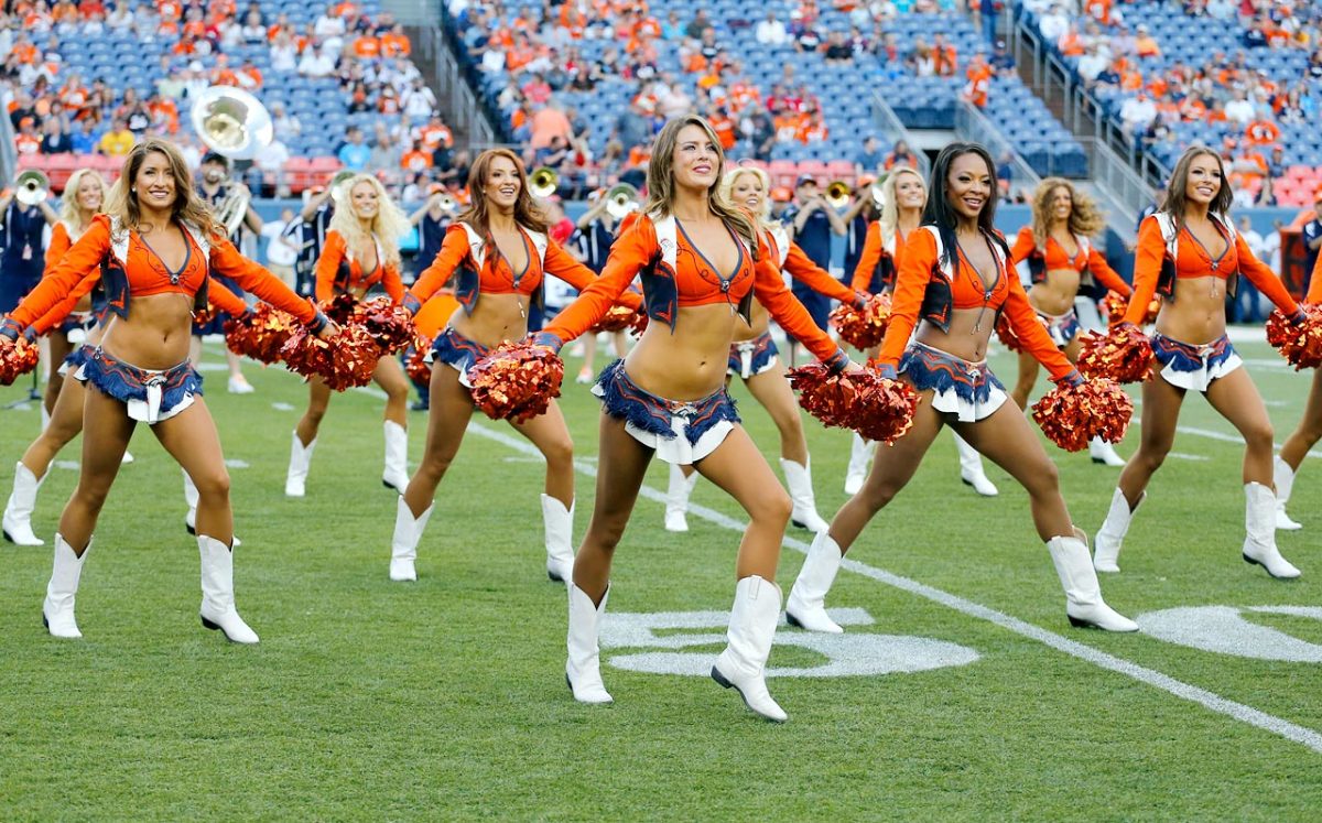 Denver-Broncos-cheerleaders-AP400678164155_11.jpg