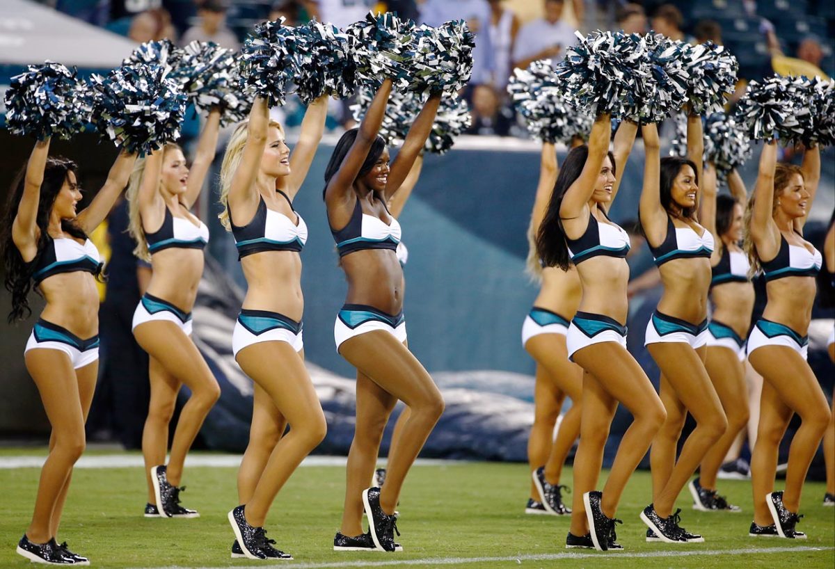 Philadelphia-Eagles-cheerleaders-AP738384806807_18.jpg