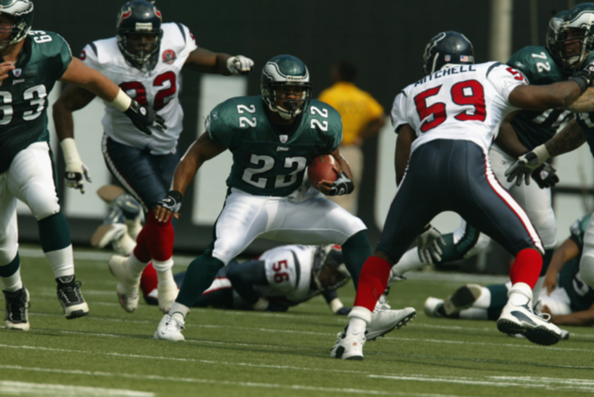 Duce Staley (22) of the Philadelphia Eagles rushes against Mitchell (59) during the game in 2002. 