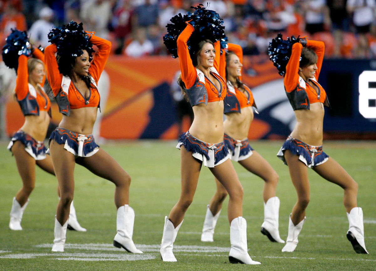 Denver-Broncos-cheerleaders-AP492750698416_8.jpg