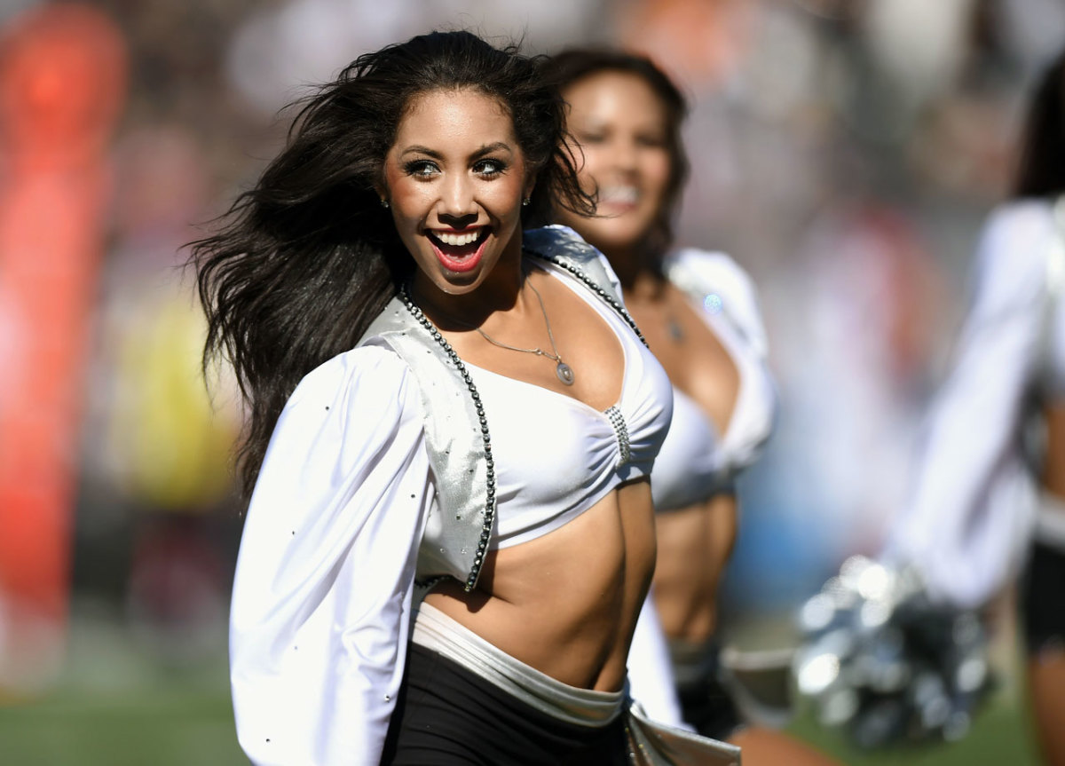 Oakland-Raiders-Raiderettes-cheerleaders-457513958.jpg