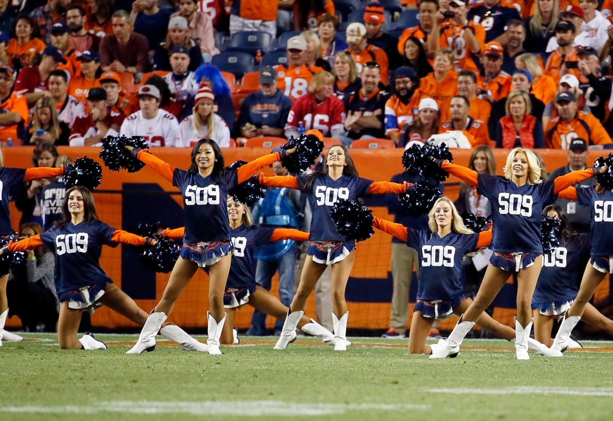 Denver-Broncos-cheerleaders-AP234742036944_4.jpg