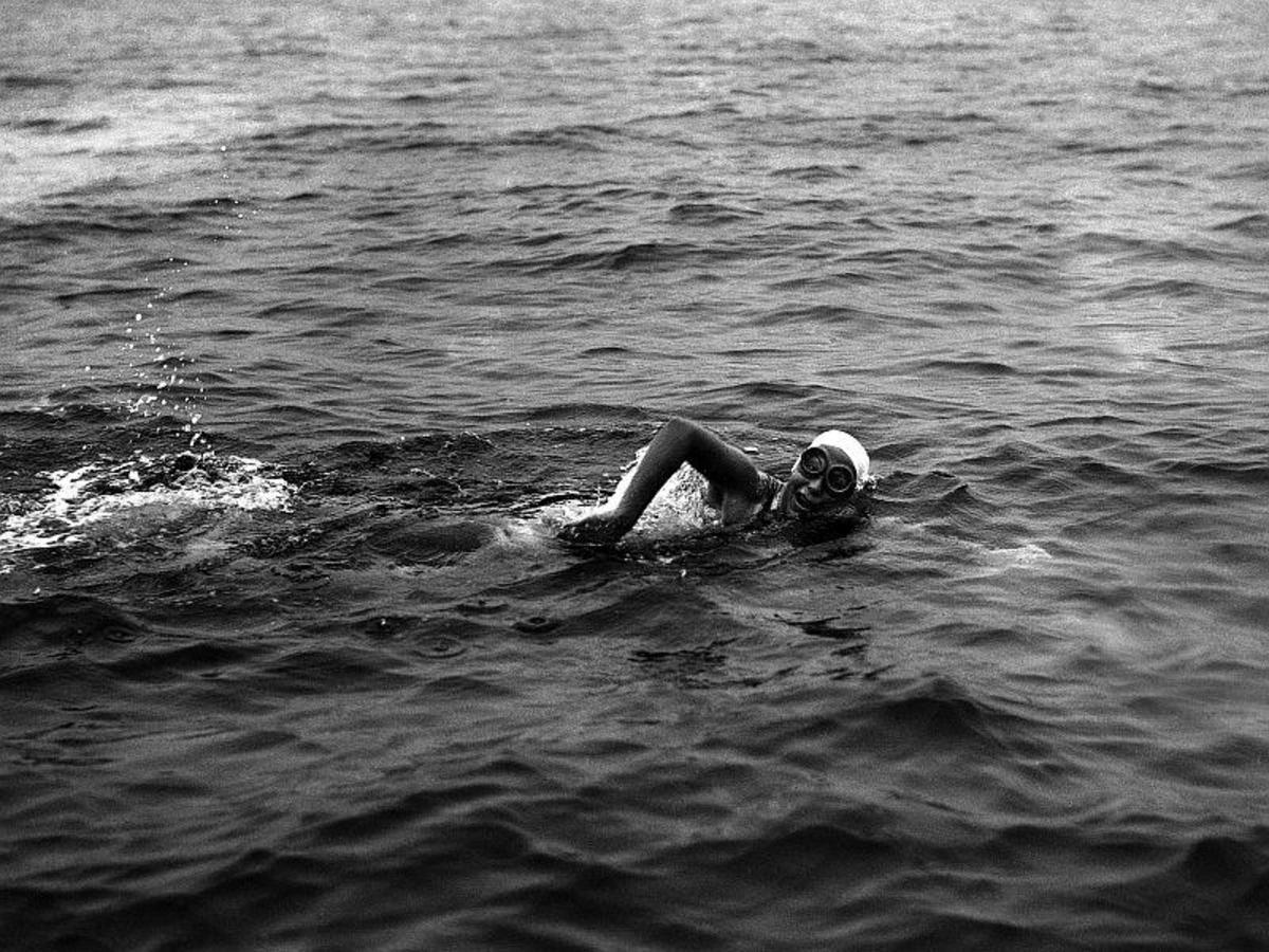 tbt Florence Chadwick swims across the English Channel the hard way