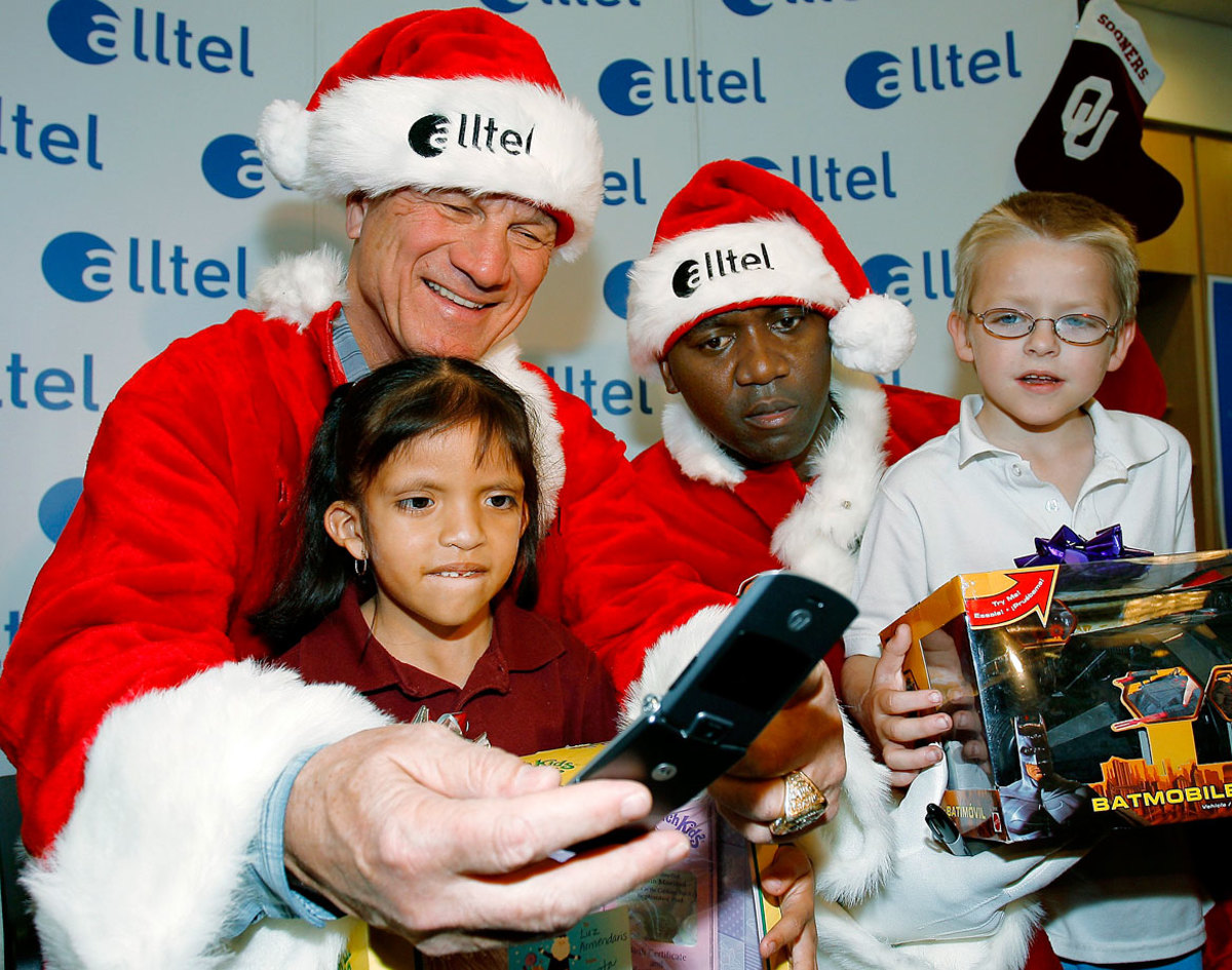 barry-switzer-thurman-thomas-santa.jpg
