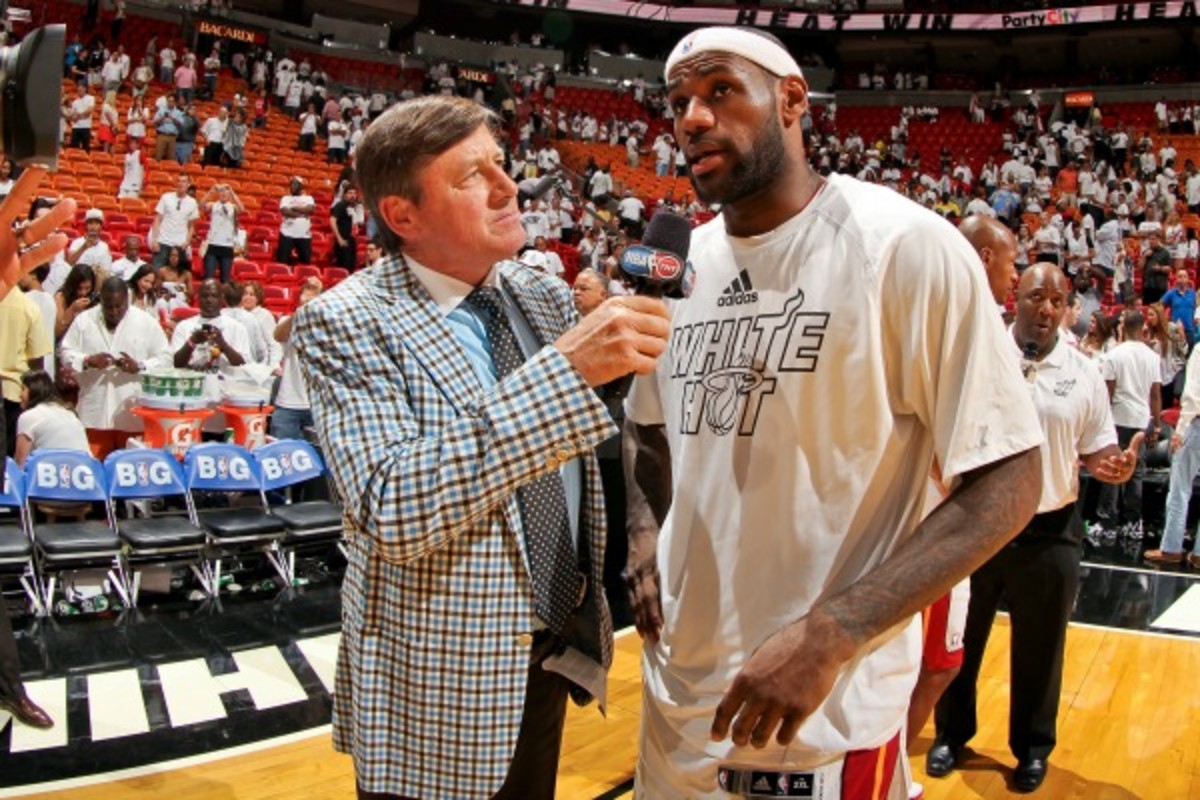 Craig Sager is known for his colorful signature sideline jackets. (Issac Baldizon/NBAE via Getty Images)