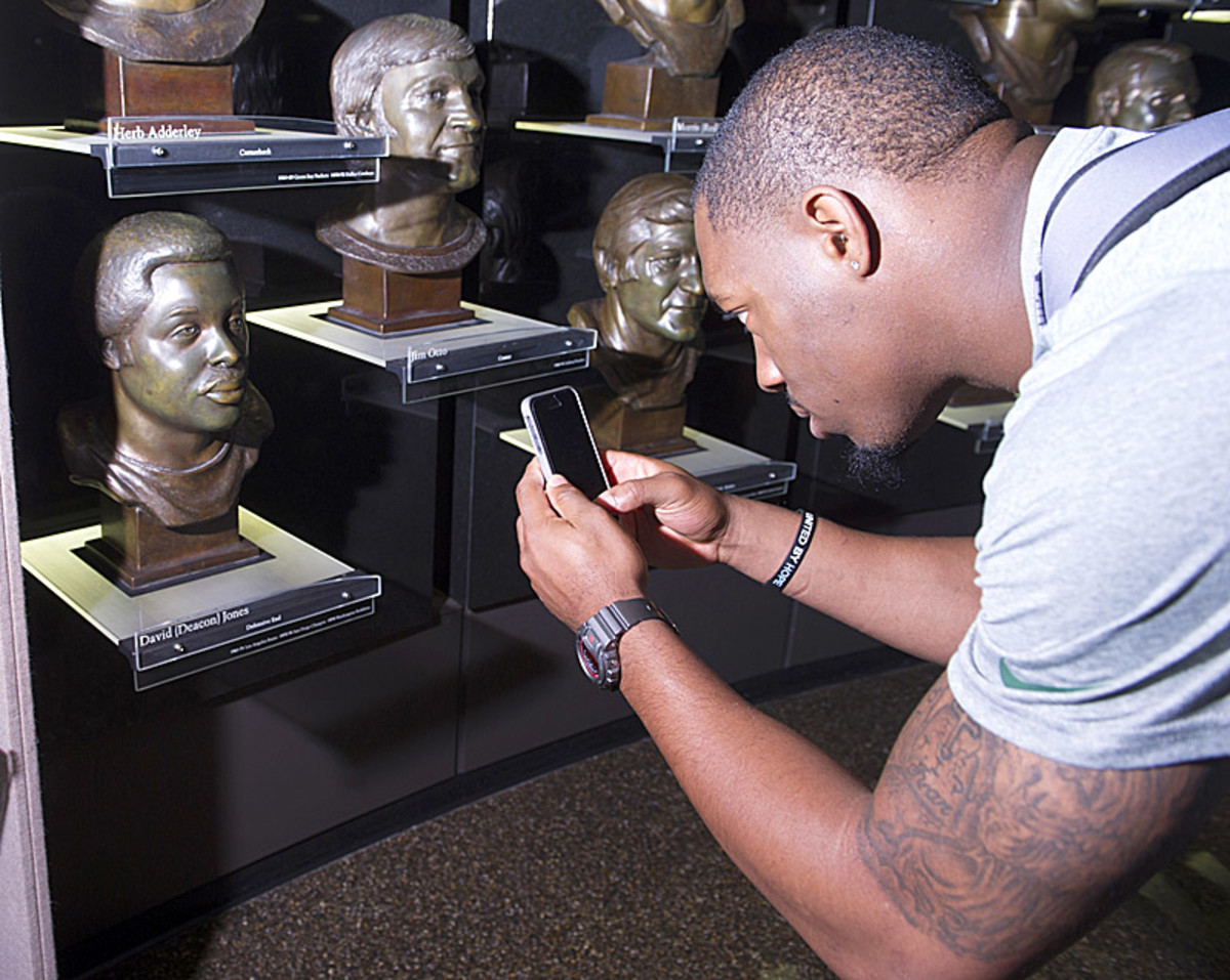 Green Bay Packers first-round pick Ha Ha Clinton-Dix snaps a picture of Deacon Jones' Hall of Fame bust. (Phil Long/AP)