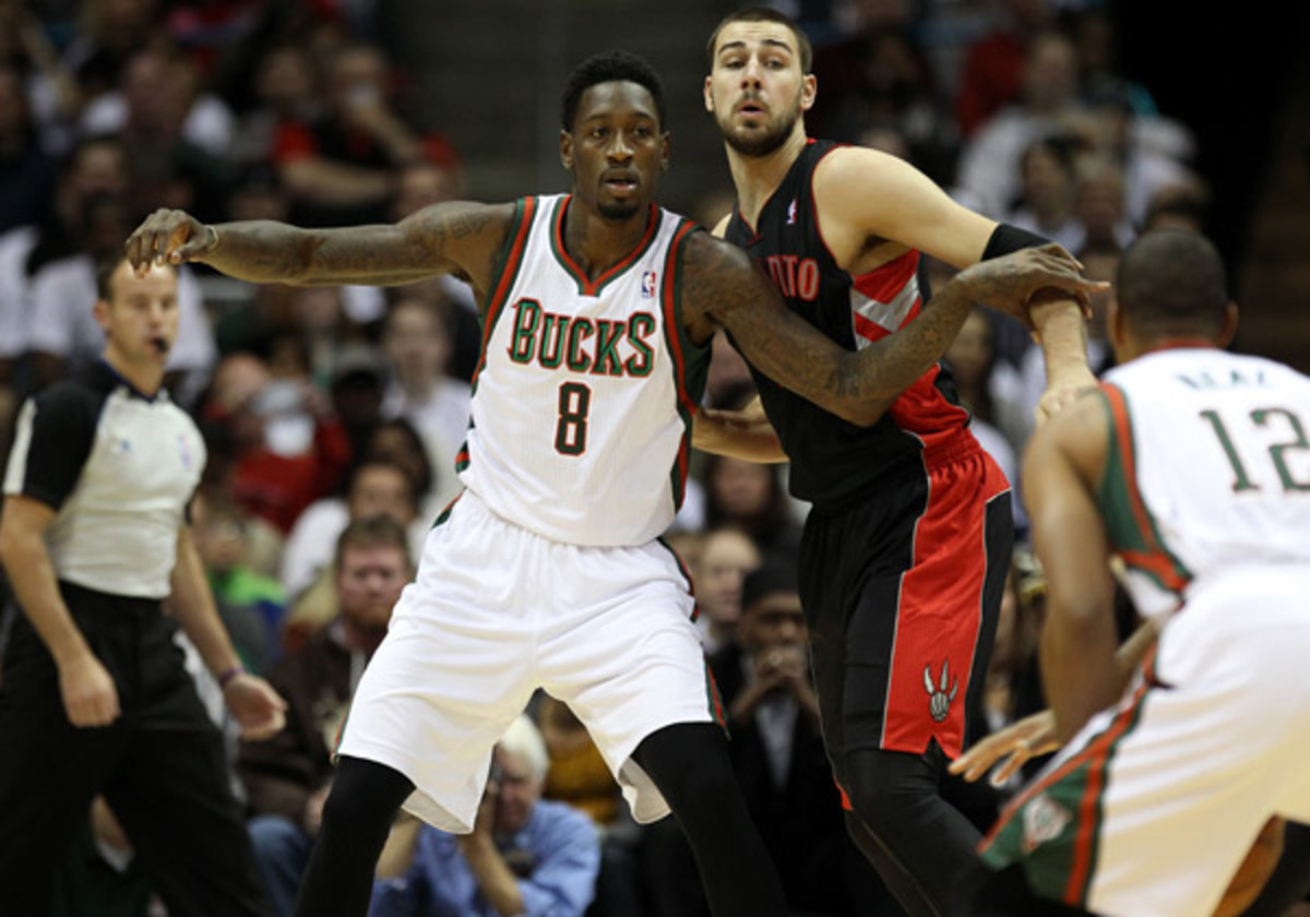 Larry Sanders Nearly Shoots on Wrong Basket (VIDEO)