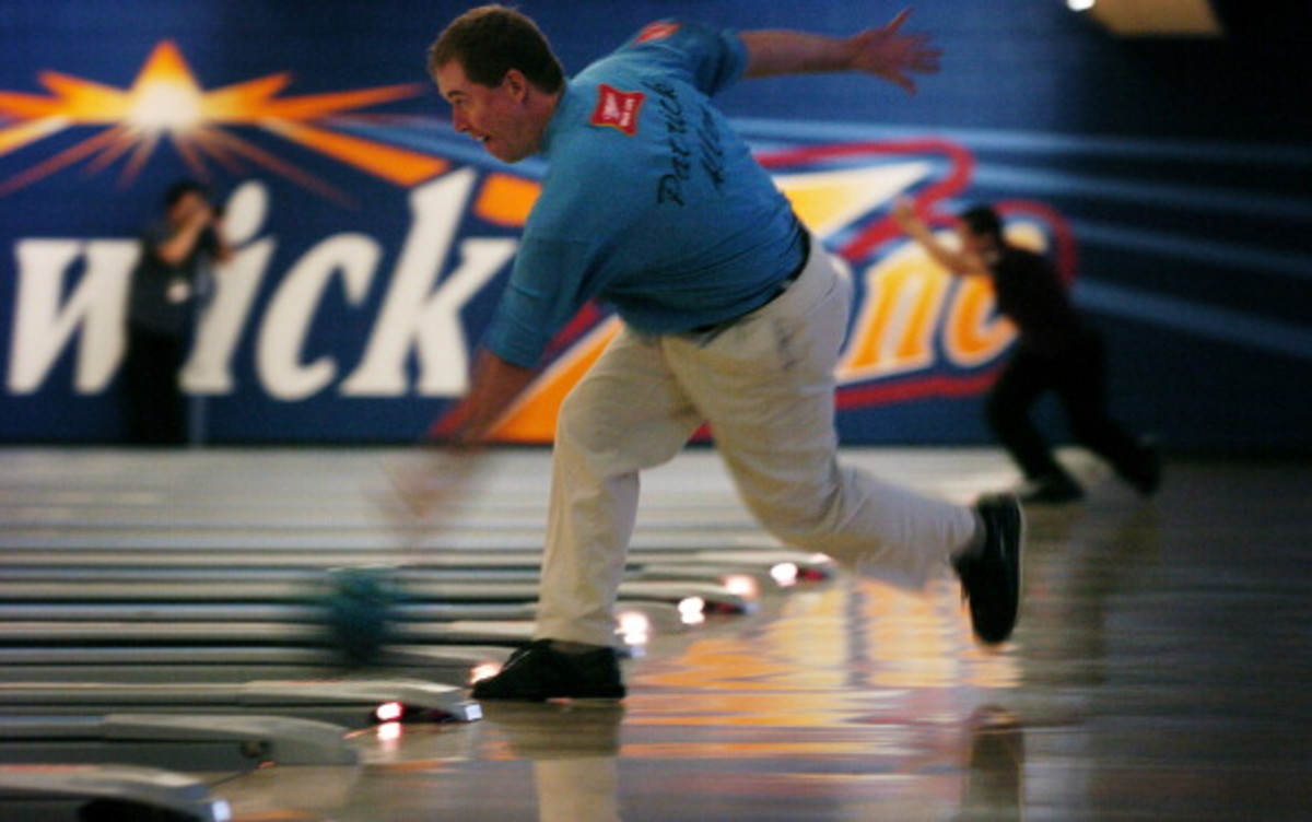 NOVEMBER 02, 2005_ LAKEWOOD, CO - Patrick Allen of Tarrytown, NY, tries out the lanes during the practice session of the PBA tournament at Brunswick Zone in Lakewood, CO. (SUMMARY - Looking for feature shots from the first day of practice for the Mile Hig