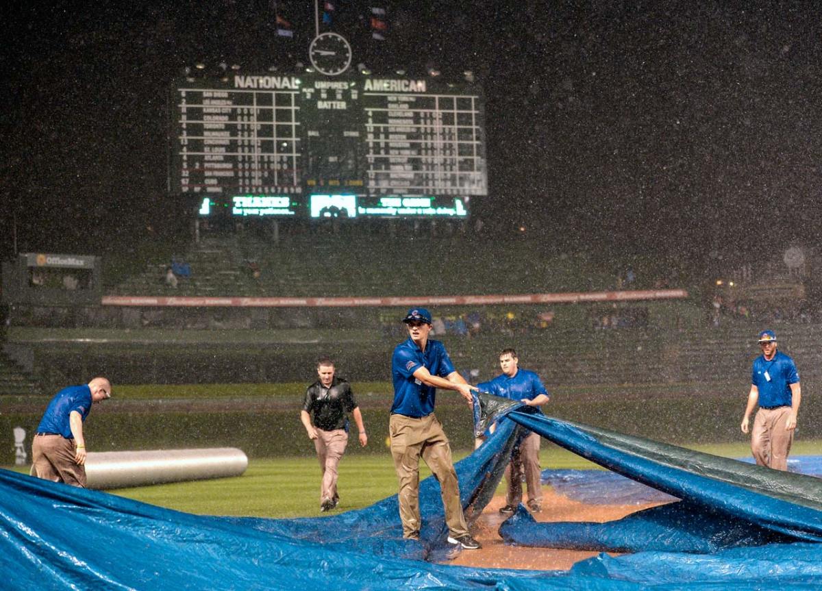 2014-Chicago-Cubs-grounds-crew-rain-tarp.jpg