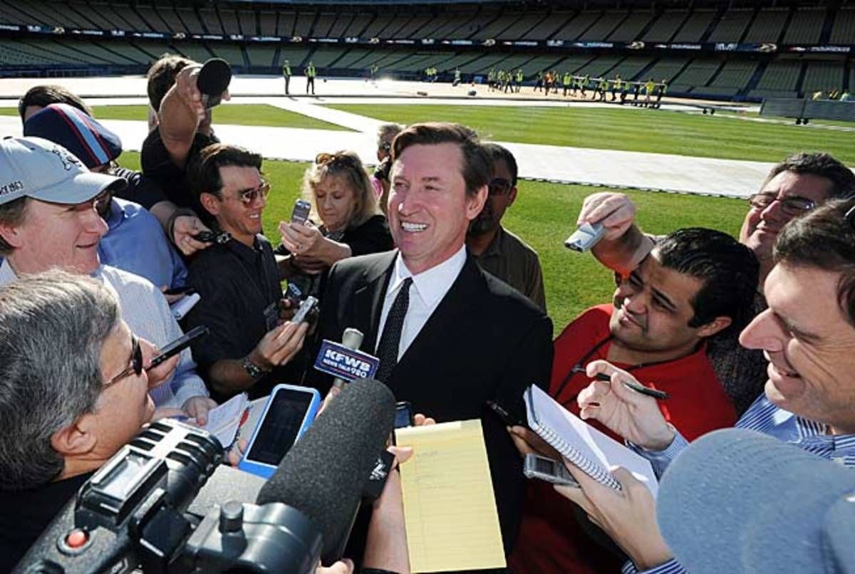 Wayne Gretzky's reconciliation with the NHL paved the way for his presence at the LA outdoor game.