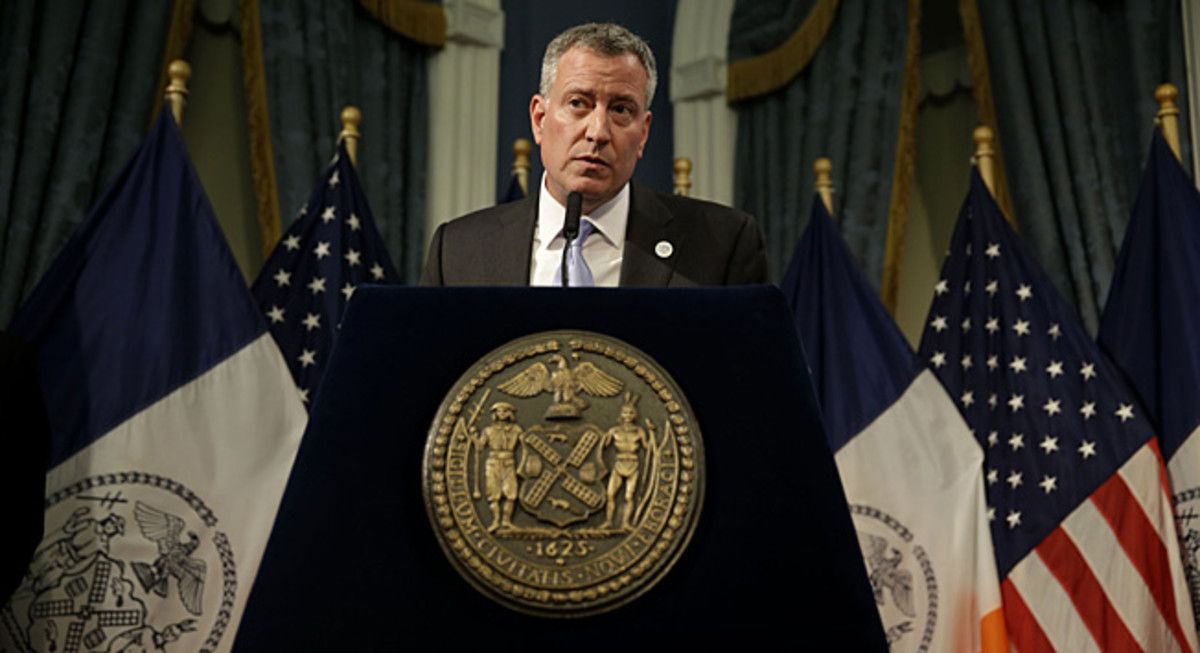 Thanks to the Rangers, NYC Mayor Bill de Blasio will be warbling a Randy Newman classic on live TV.