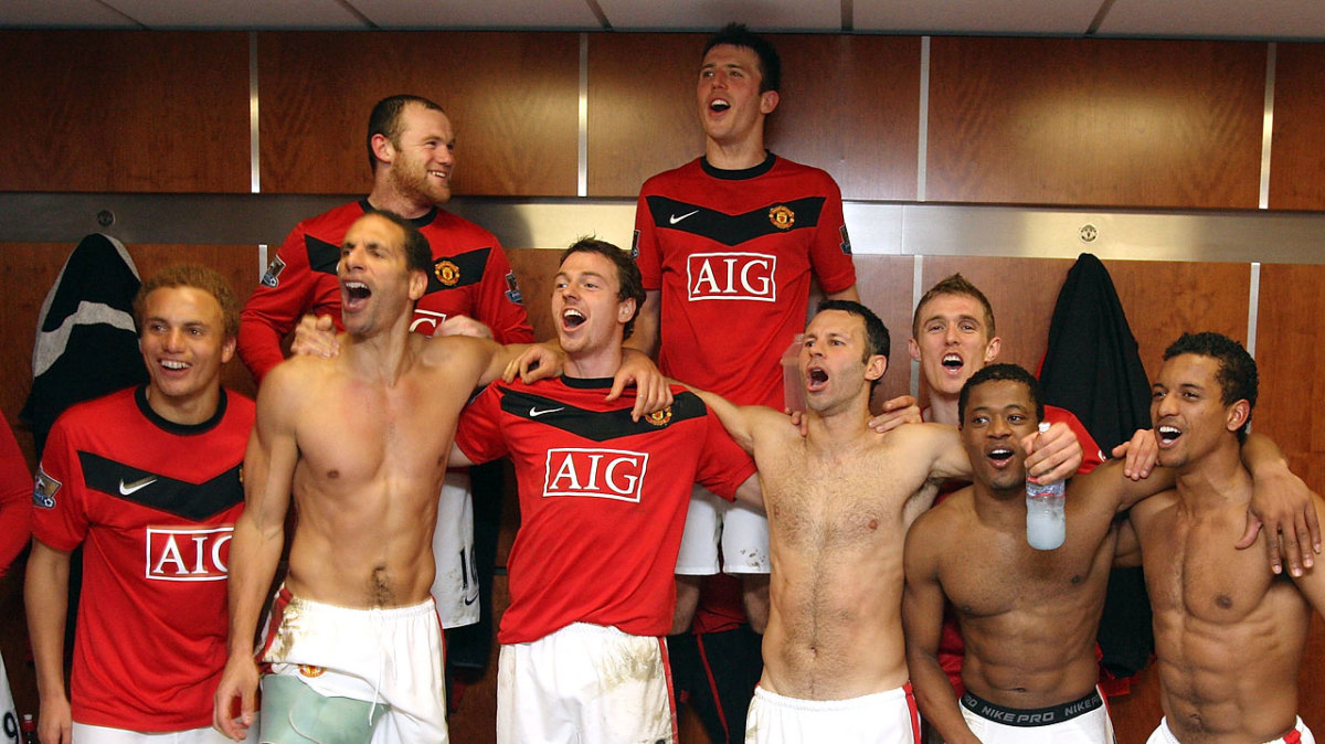 2010-wayne-rooney-manchester-united-teammates.jpg