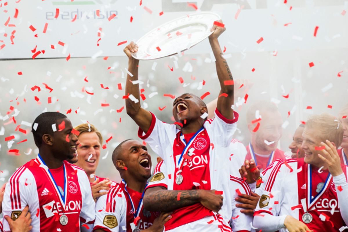Ajax's Thulani Serero gets hoisted as he hoists the Eredivisie championship trophy following the club's 1-0 victory over Heracles Almelo on Sunday -- the club's 33rd title and fourth straight.