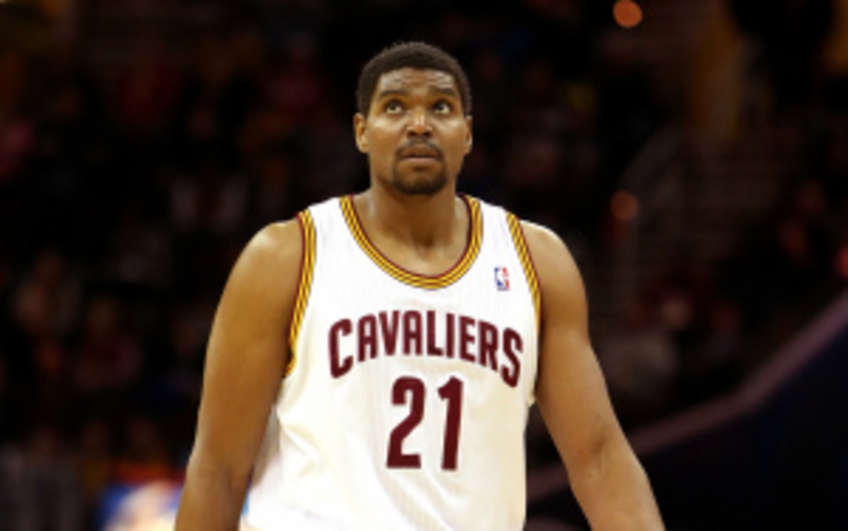 Andrew Bynum's next move could be to sign with the New York Knicks, Los Angeles Clippers or the Miami Heat. (Mike Lawrie/Getty Images)