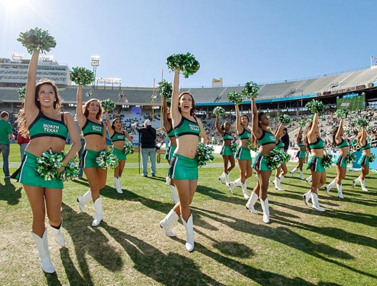 140103163237-heart-of-dallas-bowl-north-texas-cheerleaders-cey1401011212-ntxvsunlv-single-image-cut.jpg