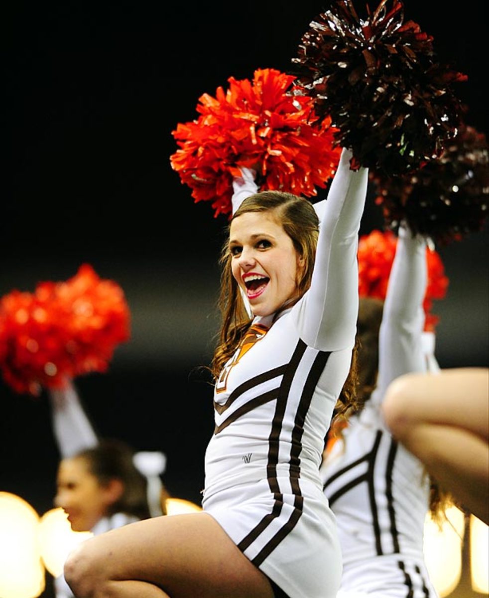 140103163347-little-caesars-pizza-bowl-bowling-green-cheerleaders-459827099-single-image-cut.jpg