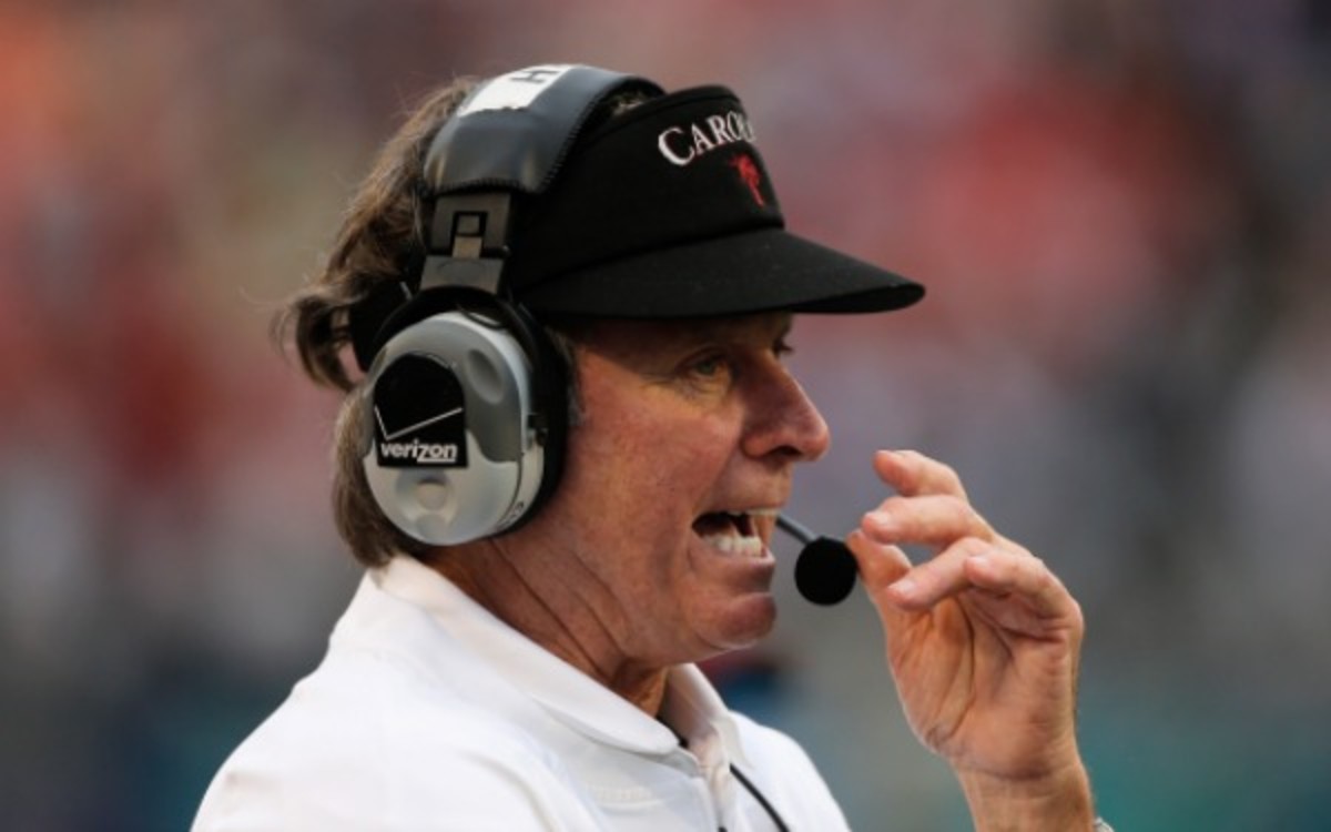 Steve Spurrier does not support a new rule that would force teams to wait 10 seconds before snapping the ball. (Scott Halleran/Getty Images)
