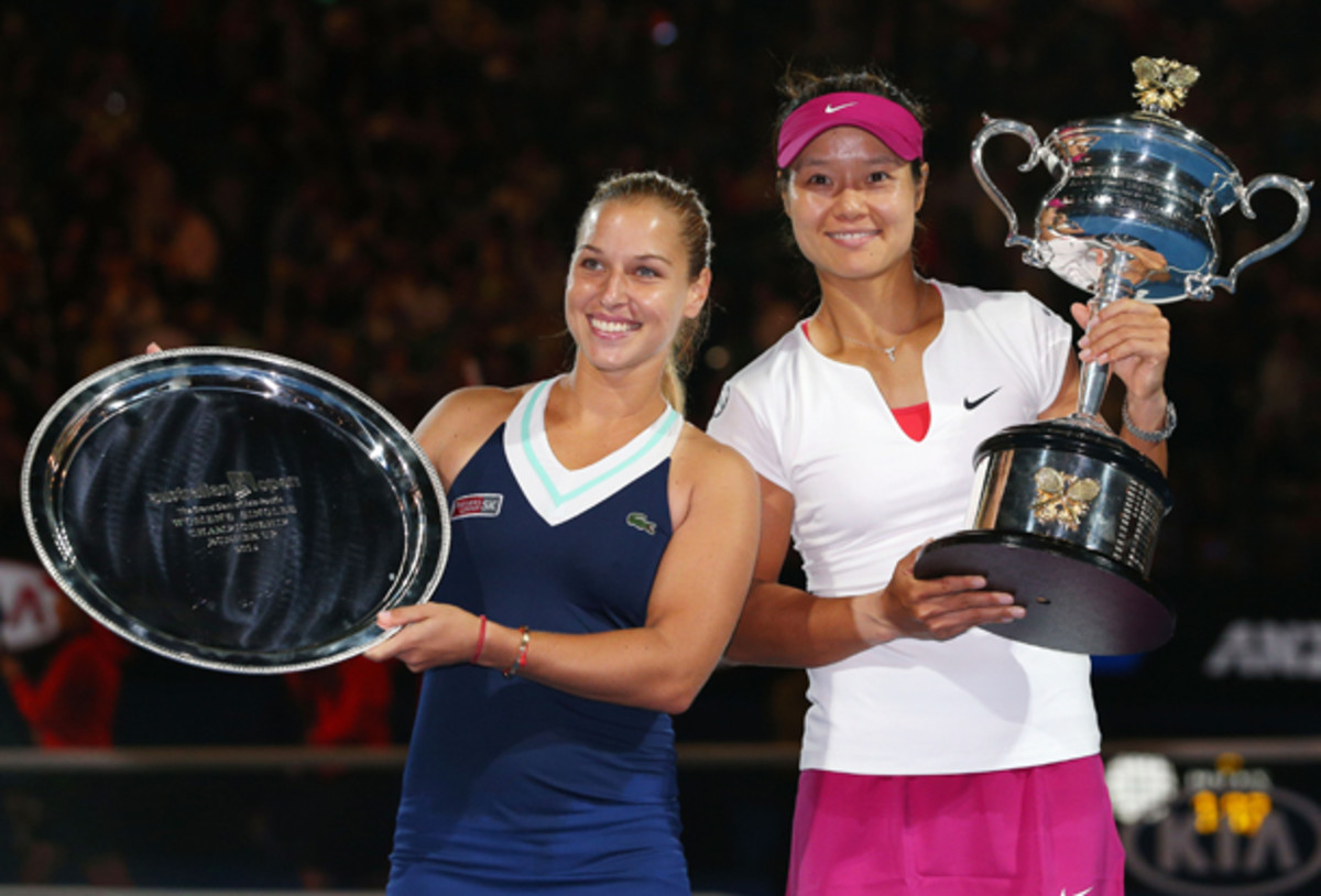 Dominika Cibulkova and Li Na pose during the Australian Open trophy presentation. (Michael Dodge/Getty Images)