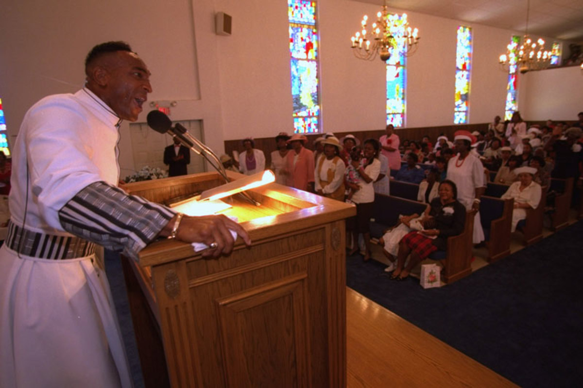 Fryar preaching in Florida in 1995. (Bill Frakes/Sports Illustrated)