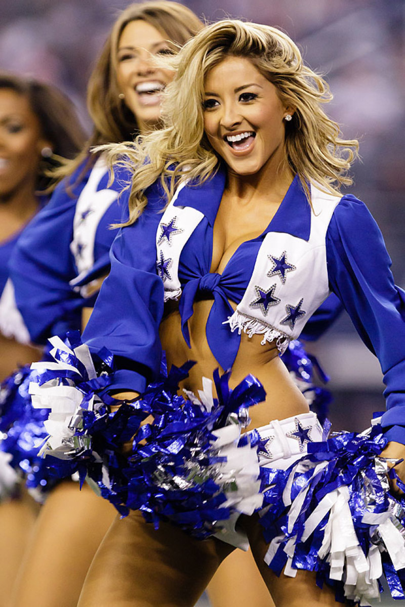 Dallas-Cowboys-cheerleaders-CEY1411271716_EAGLES_AT_COWBOYS.jpg