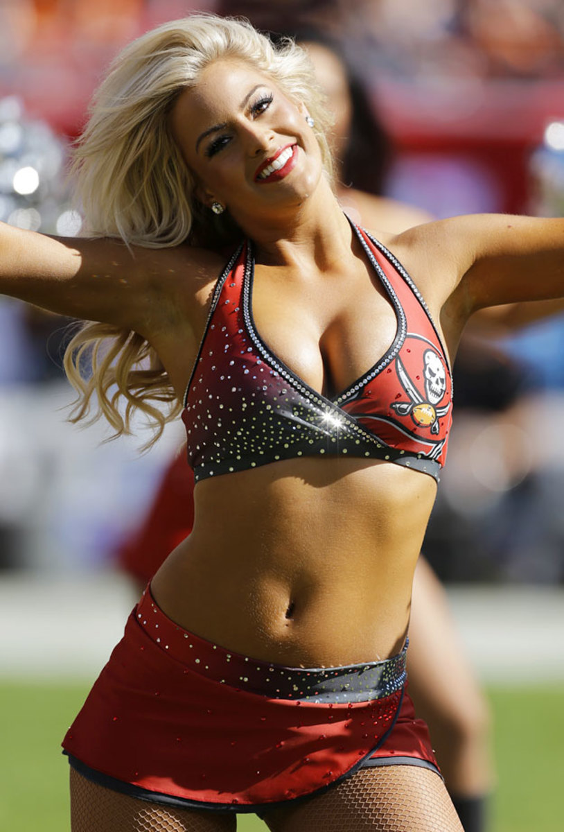 Tampa-Bay-Buccaneers-cheerleaders-AP382269811000_9.jpg