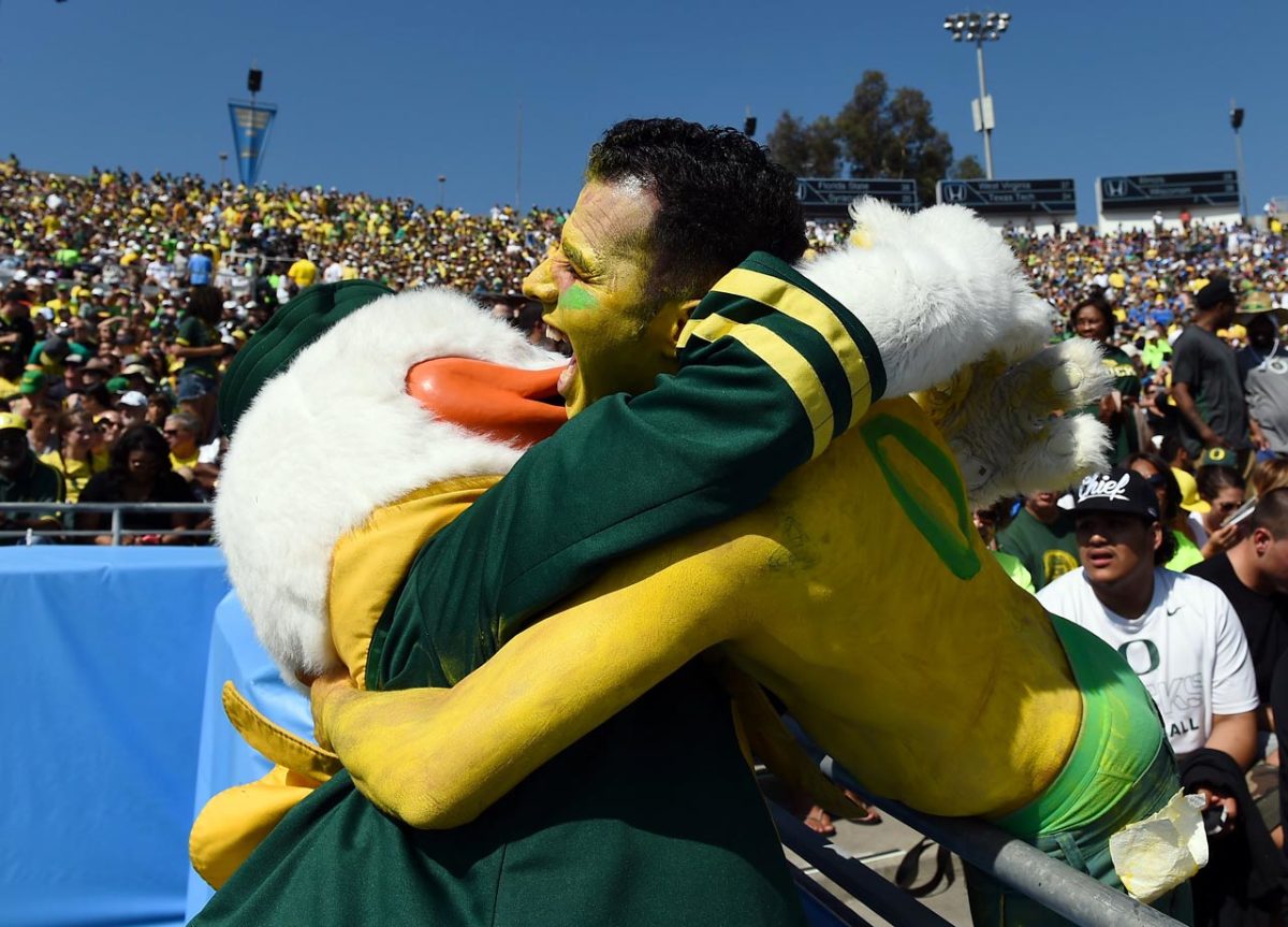 Oregon-fan-mascot-X158810-TK1_1078.jpg