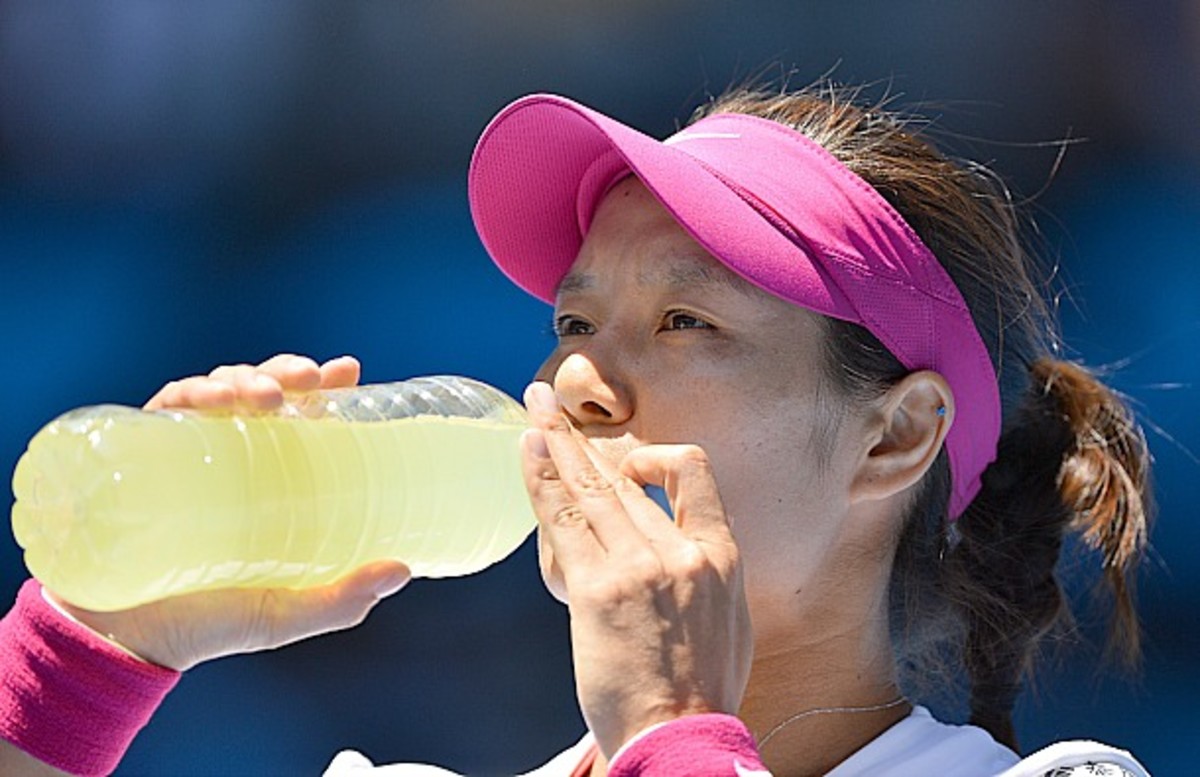 An easy, peasy, lemon squeezy first set for Li. (Saeed Khan/AFP/Getty Images)