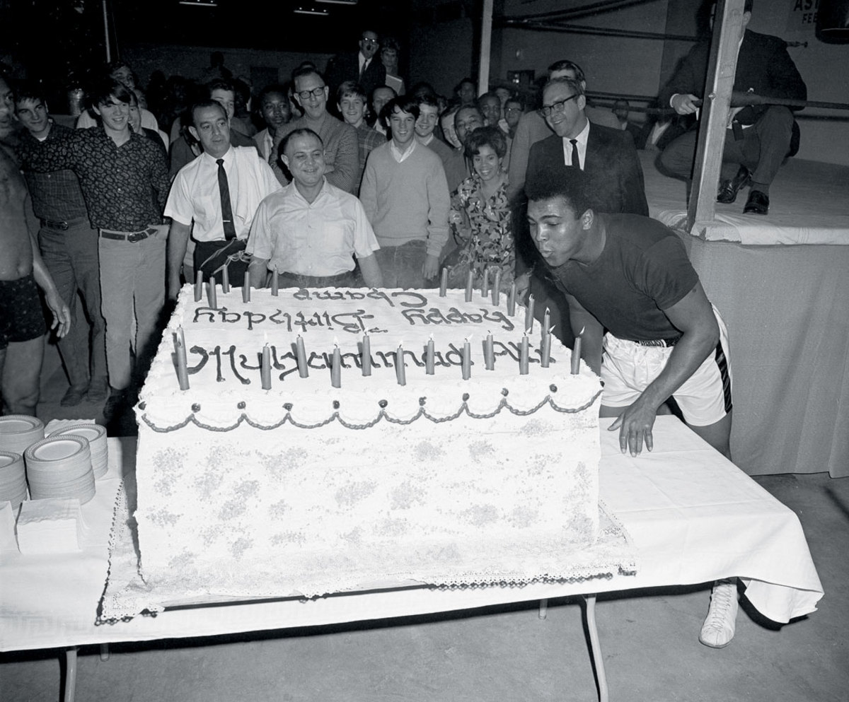 1967-Muhammad-Ali-Cassius-Clay-birthday-cake.jpg