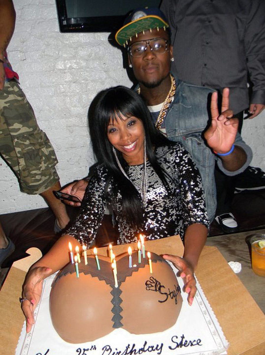 Stevie-Johnson-birthday-cake-girlfiend-rear.jpg