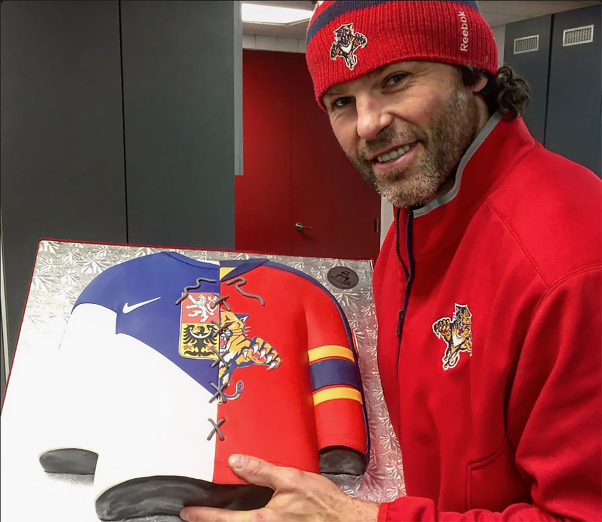 2016-0215-Jaromir-Jagr-44-birthday-cake.jpg