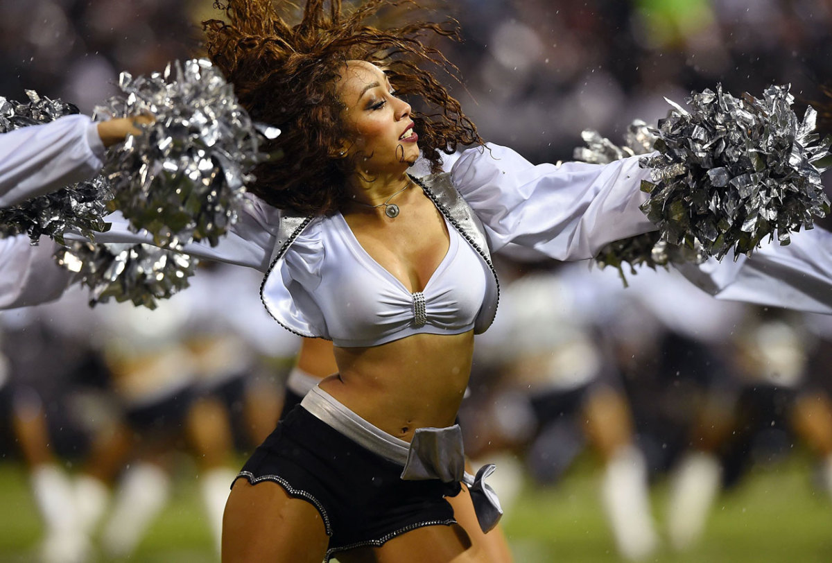Oakland-Raiders-Raiderettes-cheerleaders-459325298.jpg
