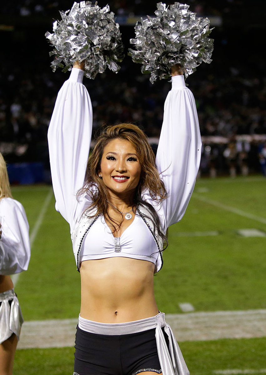 Oakland-Raiders-Raiderettes-cheerleaders-AP106147910390_1.jpg