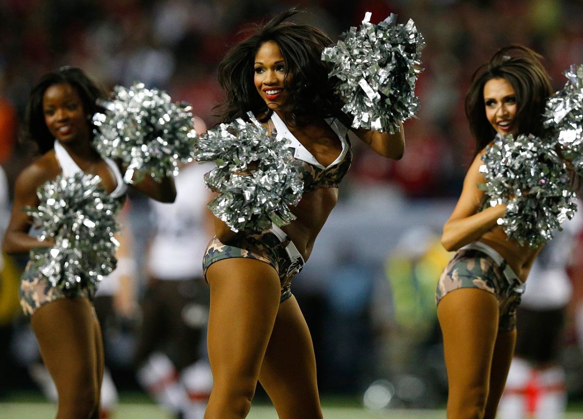Atlanta-Falcons-cheerleaders-AP407458133437_18.jpg