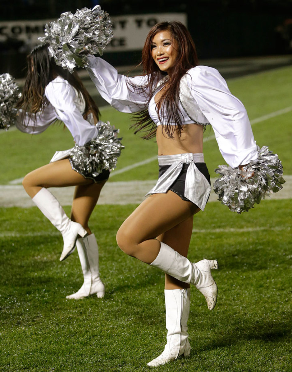Oakland-Raiders-Raiderettes-cheerleaders-AP880936171477_2.jpg