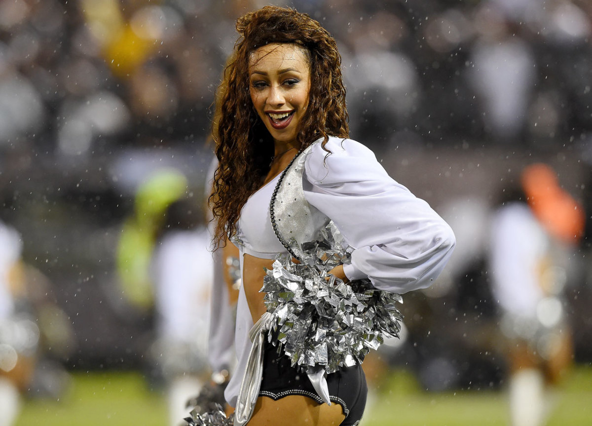 Oakland-Raiders-Raiderettes-cheerleaders-459397128_10.jpg