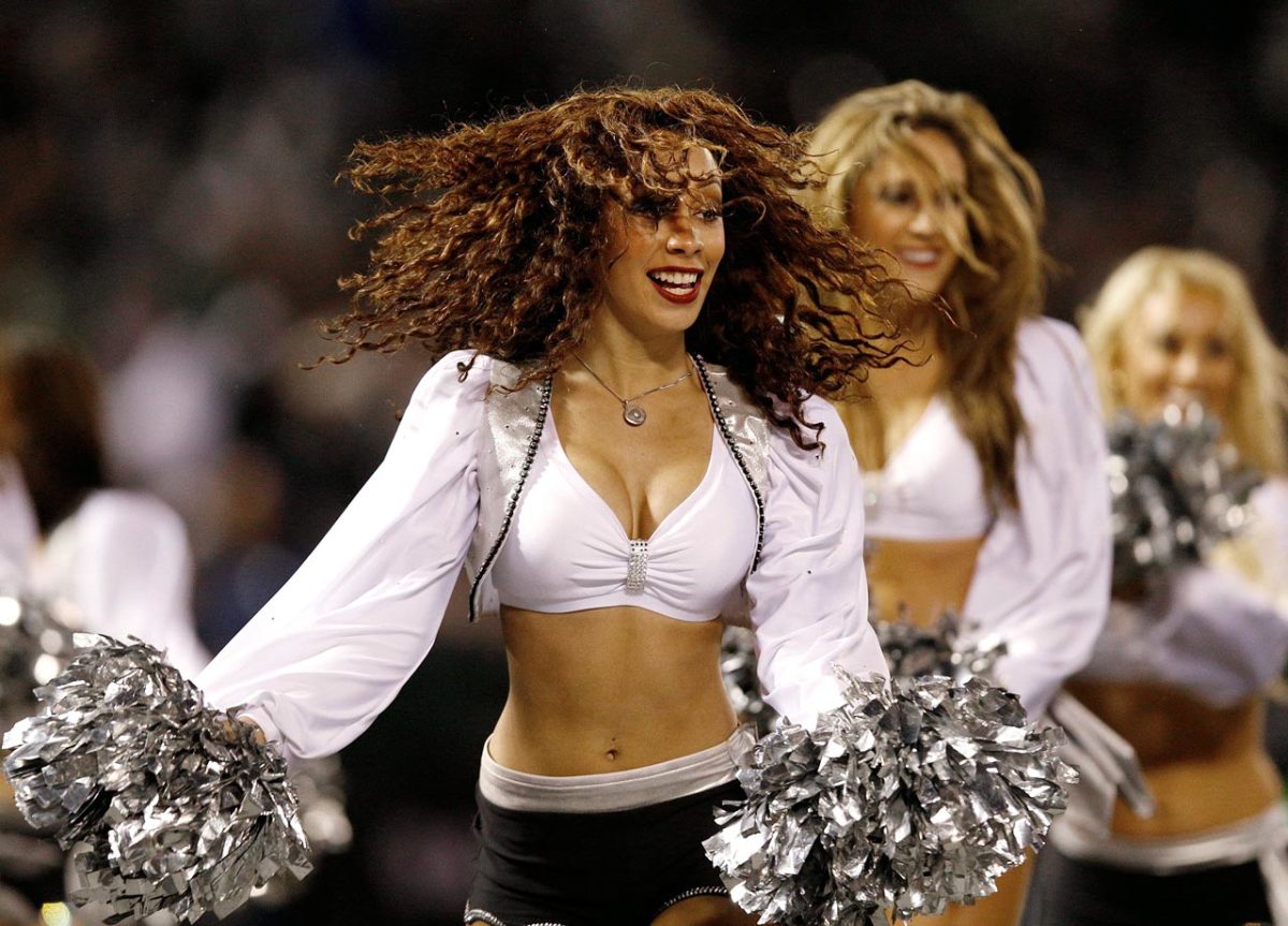 Oakland-Raiders-Raiderettes-cheerleaders-X158961_TK1_698.jpg