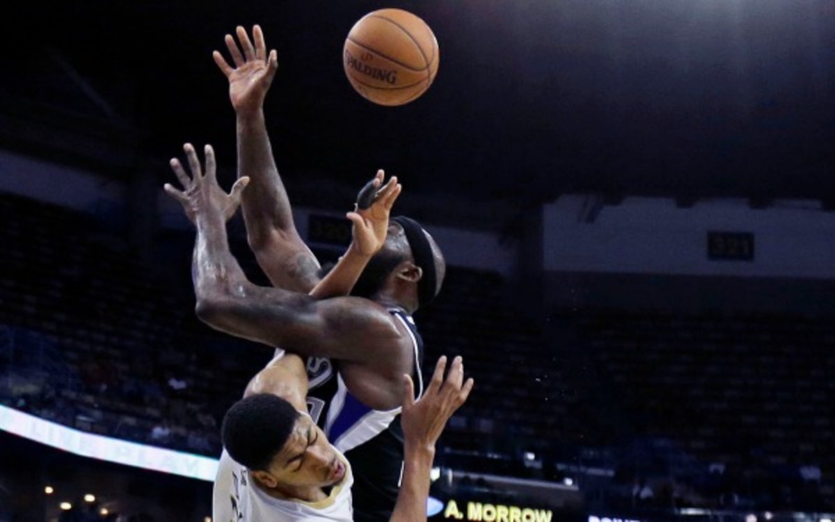 This elbow by Kings forward Reggie Evans resulted in a $15,000 fine. (AP Photo/Gerald Herbert)