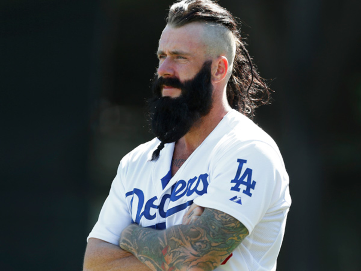 Watch: Dodgers' Brian Wilson is a knuckleballer now (sort of