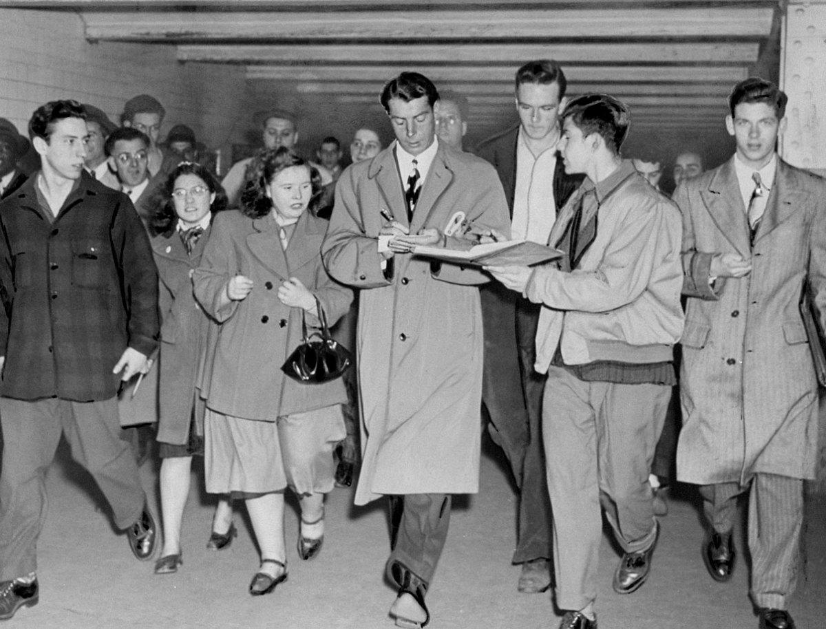 1948-Joe-DiMaggio-Penn-Station-fans.jpg