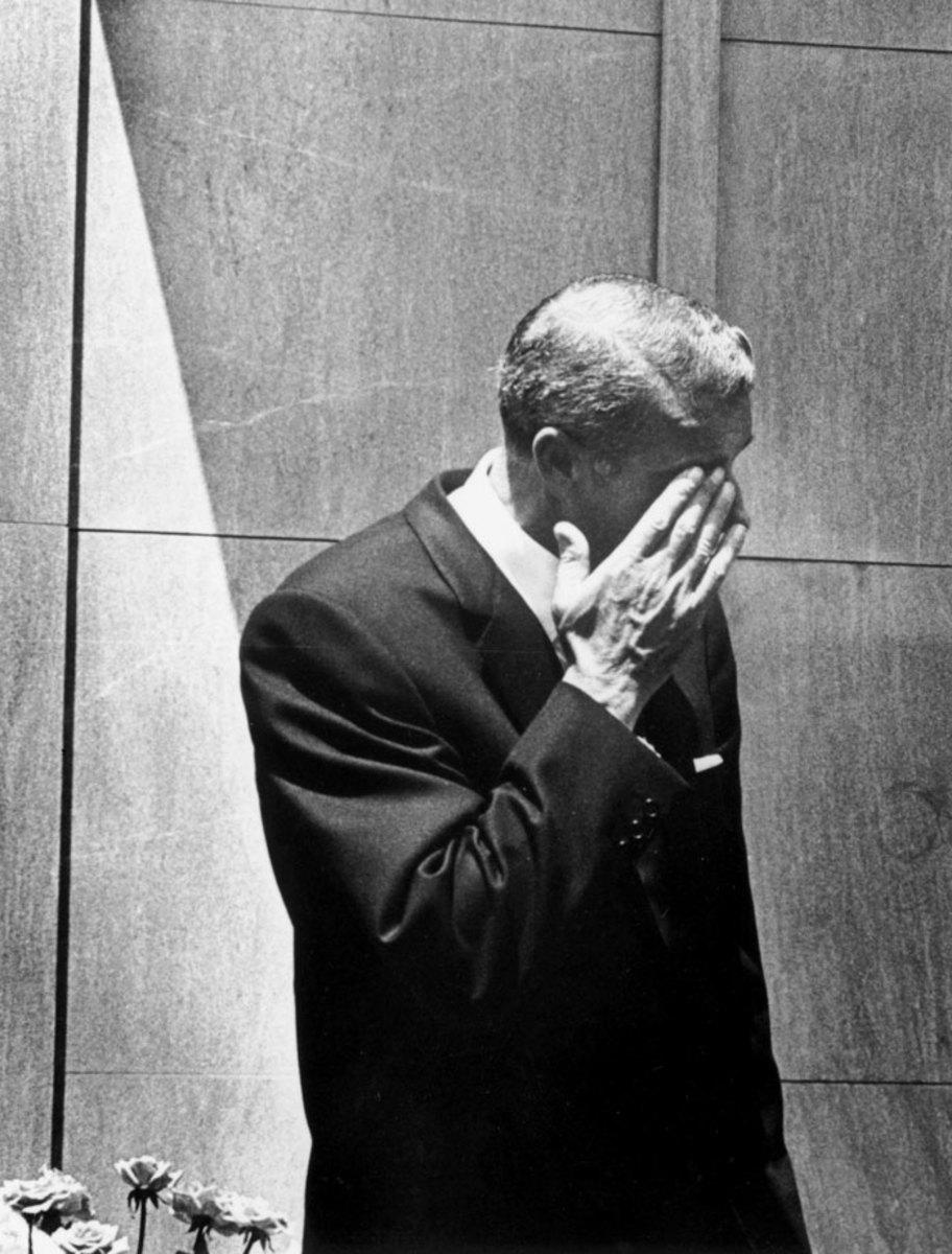 1962-Joe-DiMaggio-Marilyn-Monroe-funeral.jpg