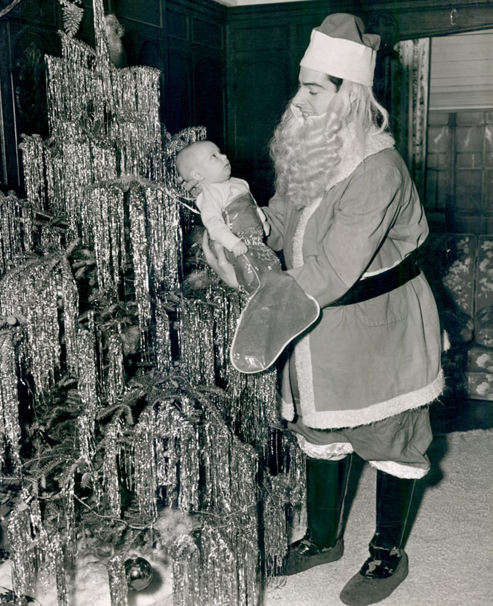 1941-Joe-DiMaggio-Santa-newborn-son.jpg