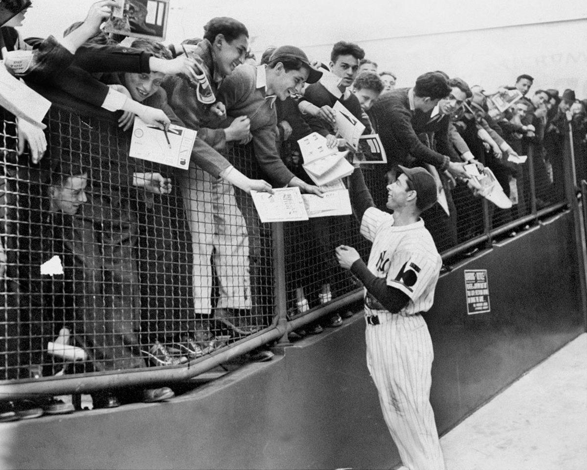 1938-Joe-Dimaggio-fans.jpg