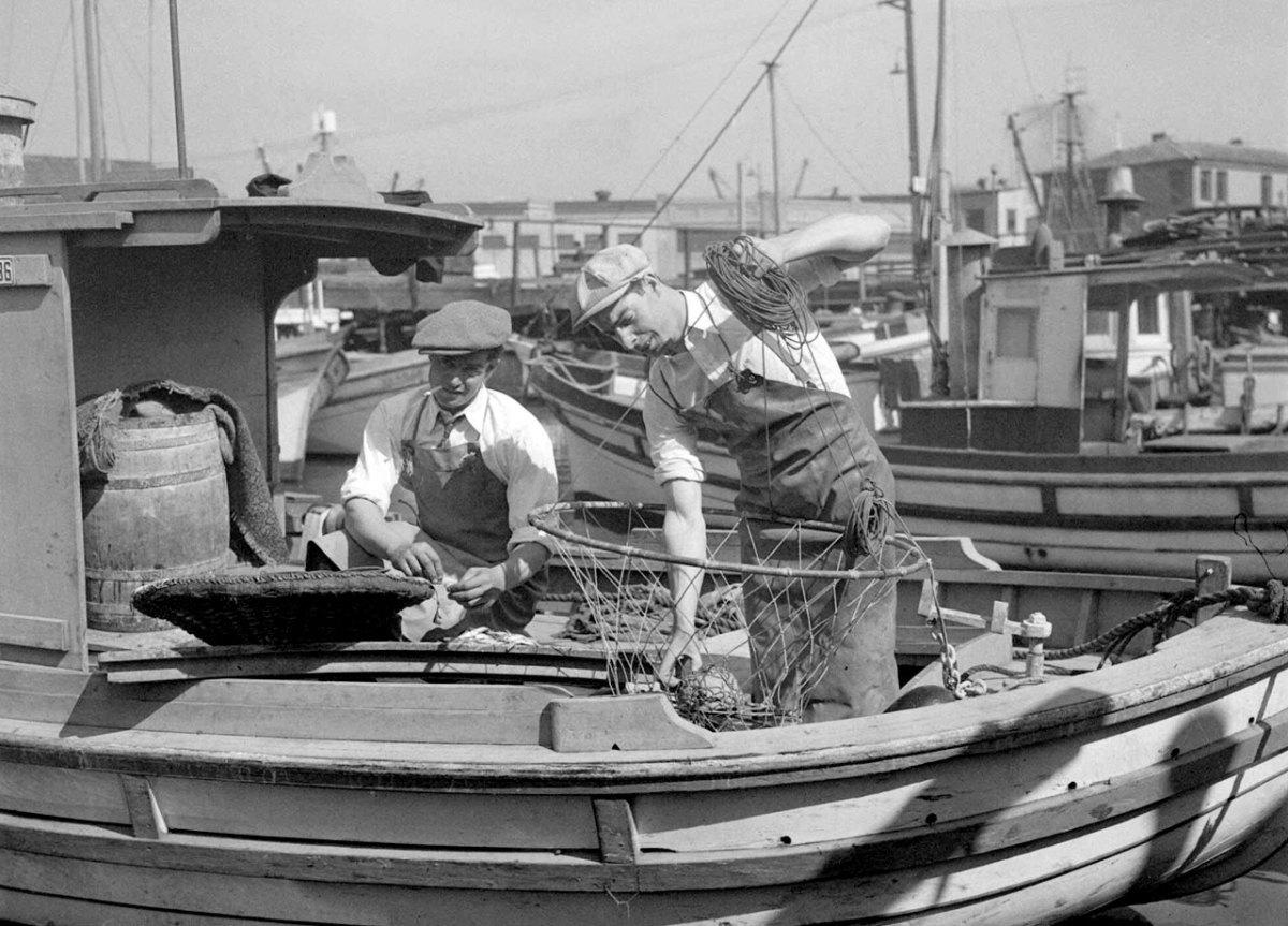 1936-Joe-DiMaggio-family-fishing-boat.jpg