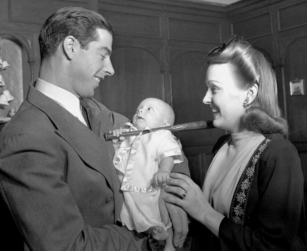 1941-Joe-Dimaggio-baby-wife-Dorothy.jpg