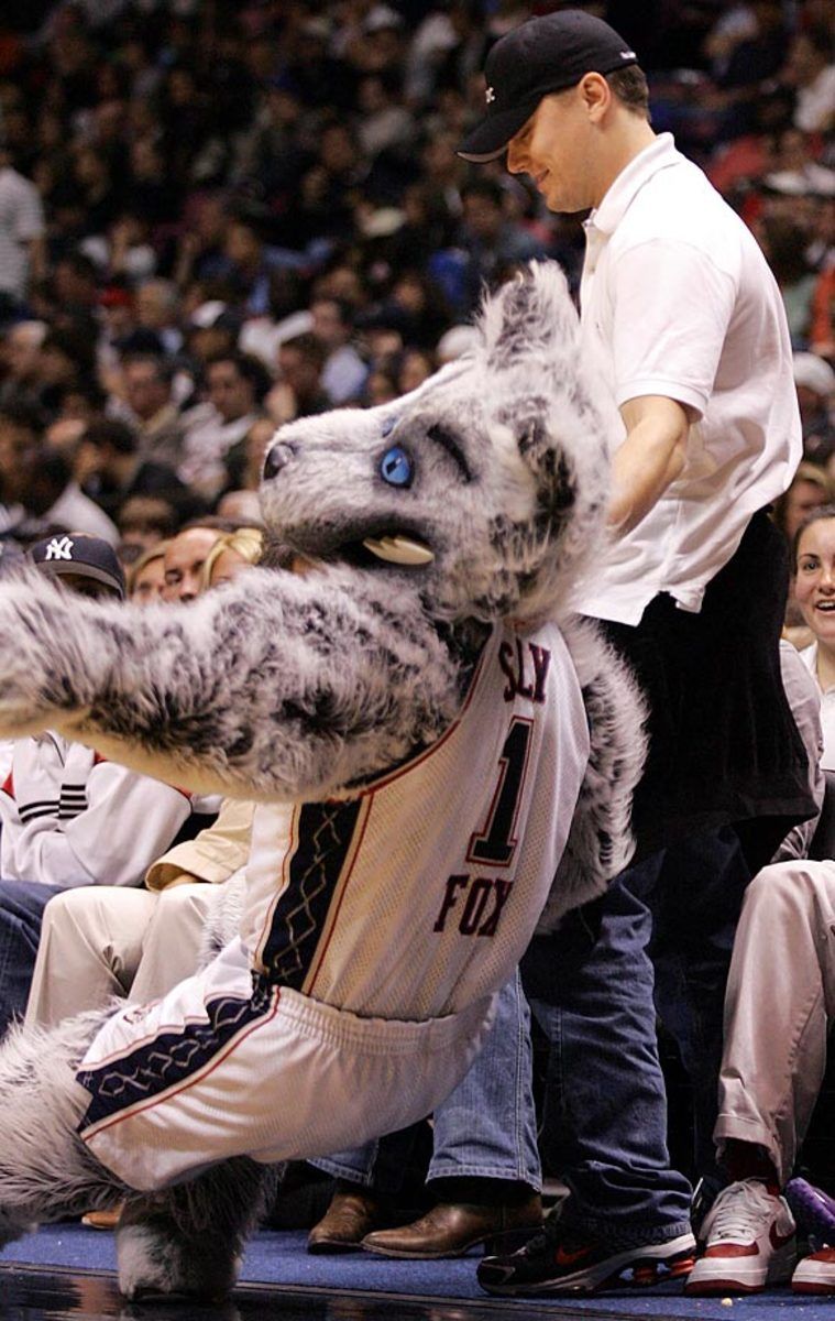 2005-0501-Leonardo-DiCaprio-Nets-game-mascot.jpg